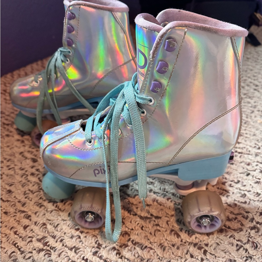 Holographic Roller Derby Roller Skates - Picture 3 of 6